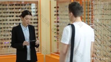 可爱的女验光师拿着<strong>一</strong>副新眼镜，在眼镜店向顾客咨询眼镜和镜框